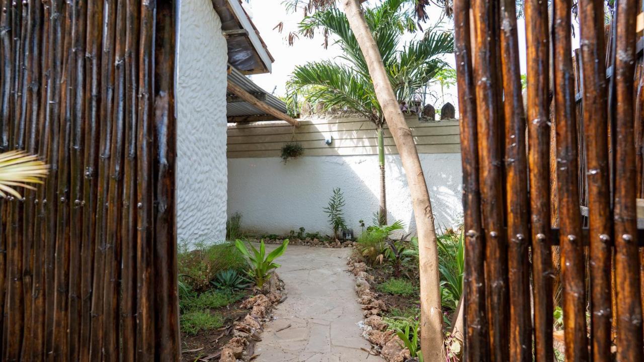 Tulia House Backpackers Hostel Mombasa Exterior photo